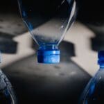 Cómo el nitrógeno líquido mejora la estabilidad de las botellas de agua sin aumentar el plástico